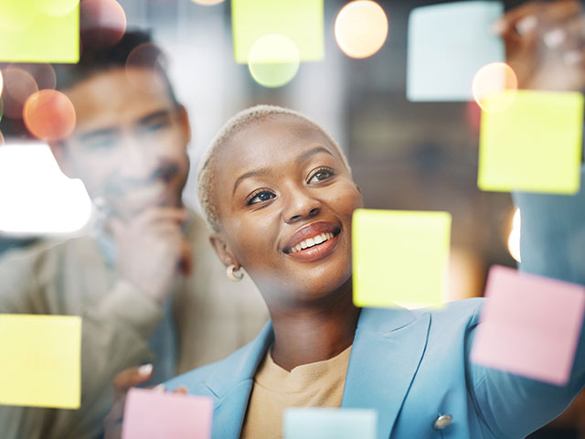 Woman in leadership problemsolving with her team